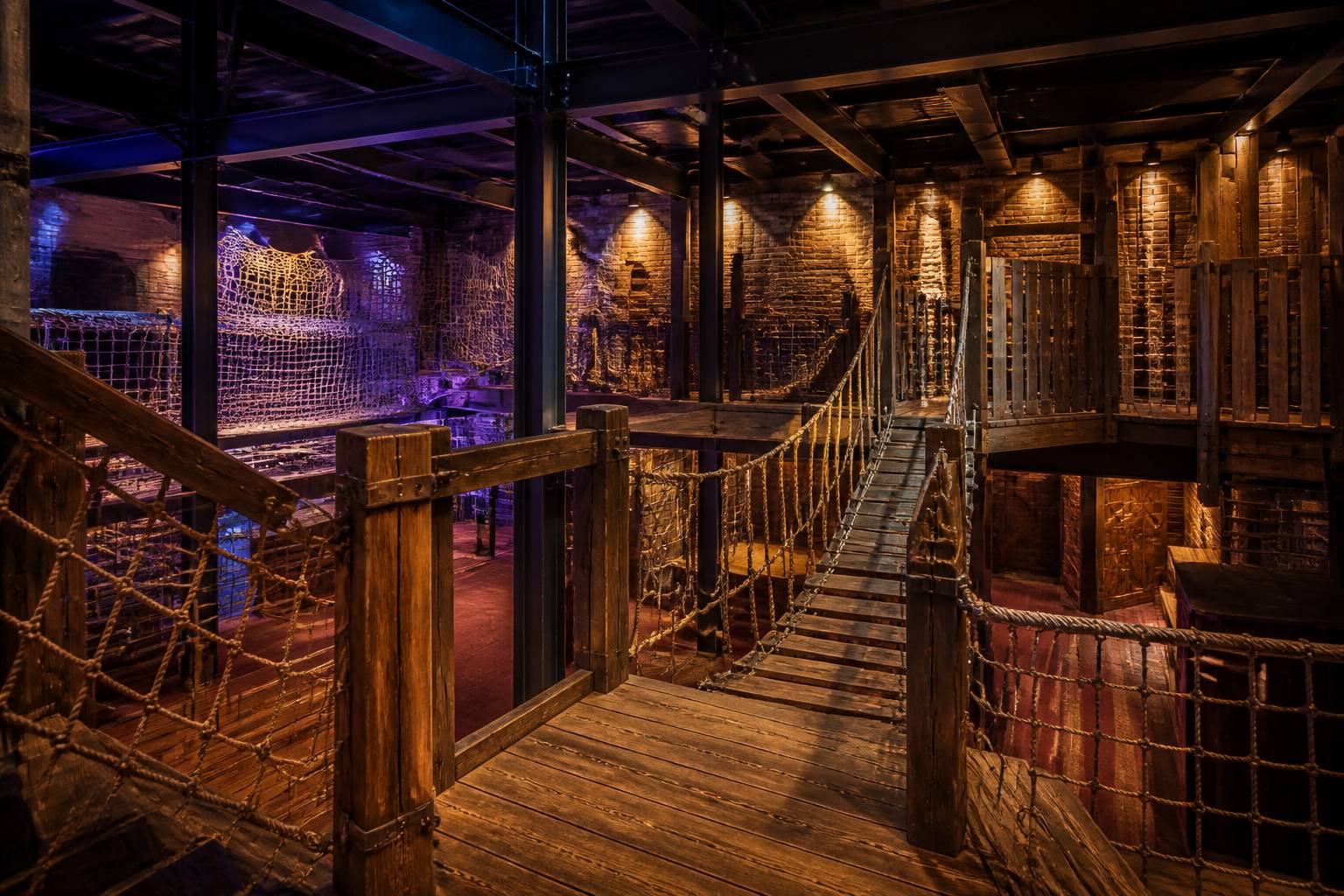 Parcours d'aventure indoor avec ponts de corde et plateformes en bois